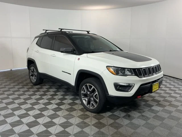 Used 2018 White Clearcoat Jeep Trailhawk image 3