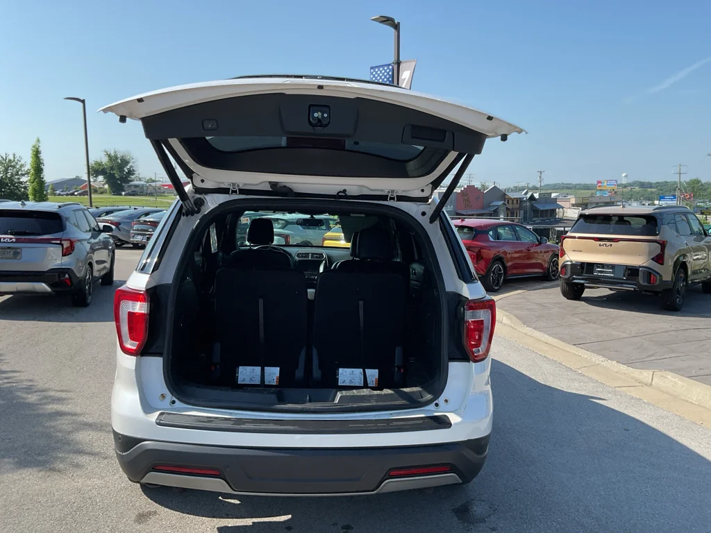 Used 2019 White Platinum Metallic Tri-Coat Ford XLT image 14
