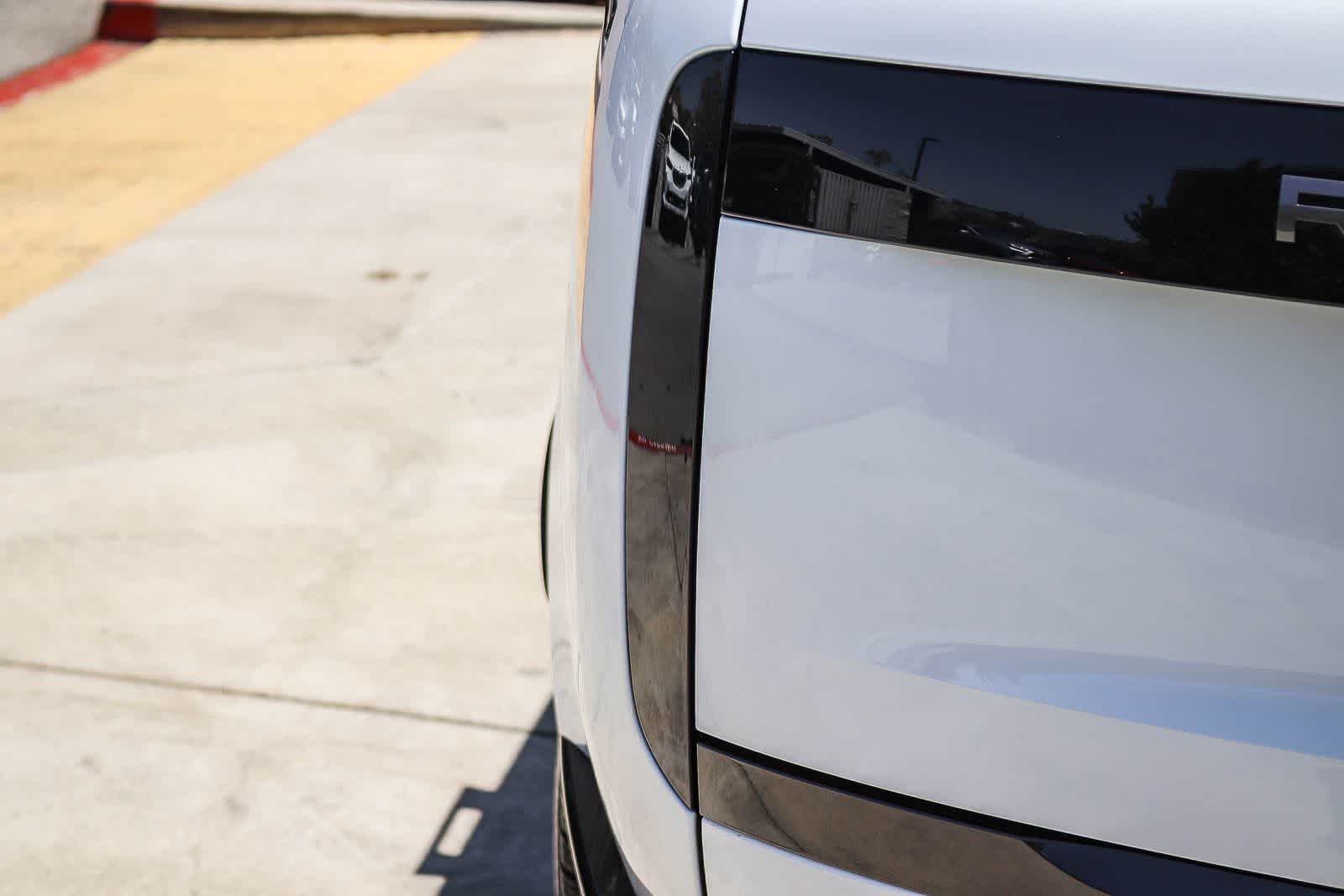 New 2026 Fuji White Land Rover SE image 7