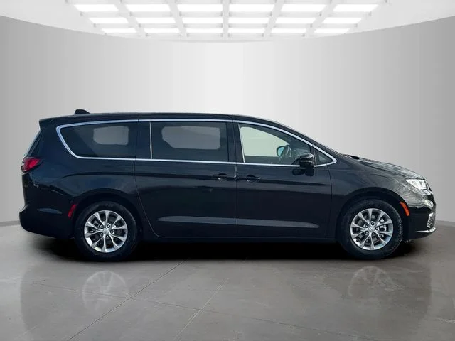 New 2026 Diamond Black Crystal Pearl-Coat Exterior Paint Chrysler Limited image 8