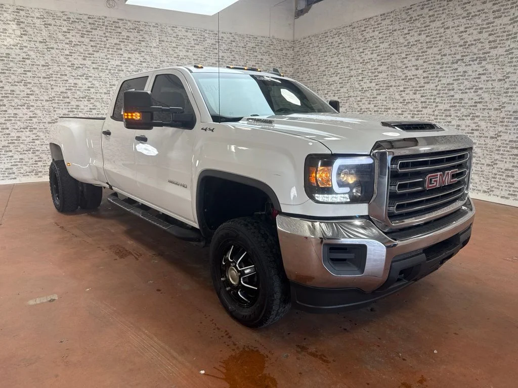 Used 2018 Summit White GMC Base image 1