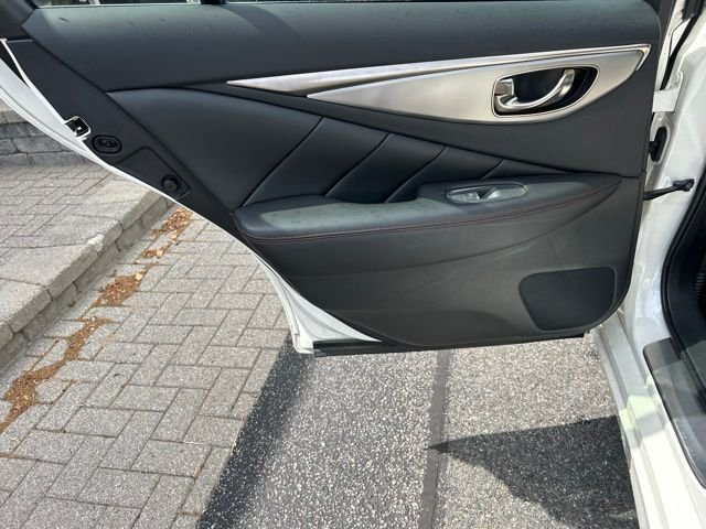 Used 2019 White INFINITI Red Sport 400 image 11