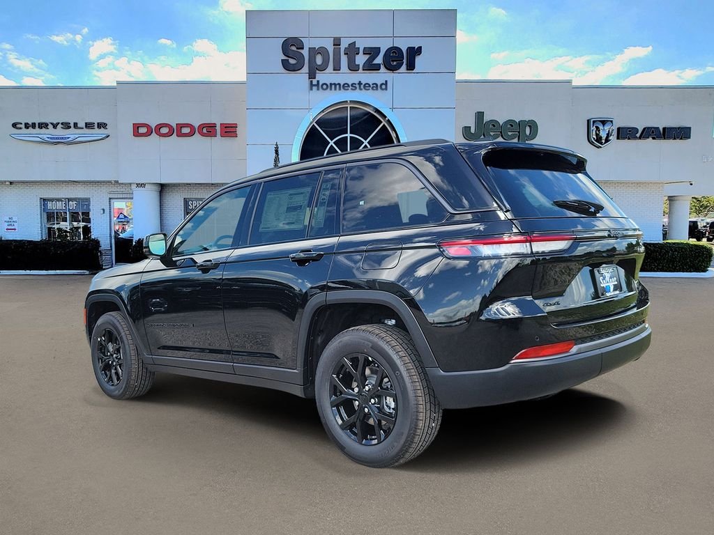 New 2026 Diamond Black Crystal Pearl-Coat Exterior Paint Jeep Altitude image 3