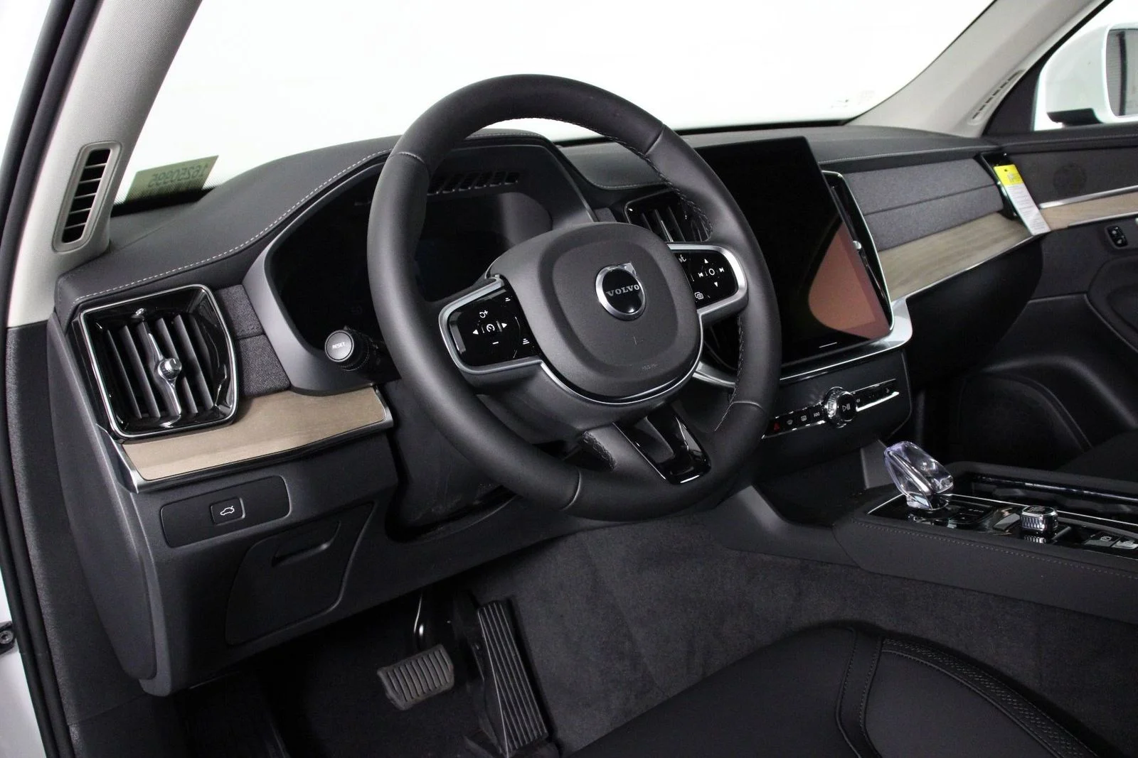 New 2025 White Volvo B6 Plus 7-Seater image 8