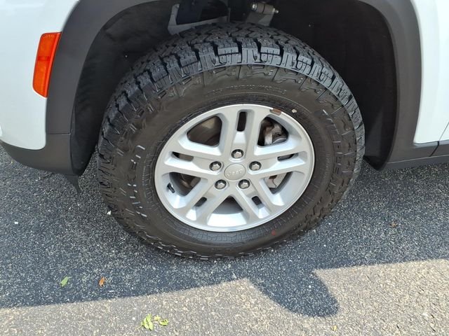 Used 2023 White Jeep Laredo image 9