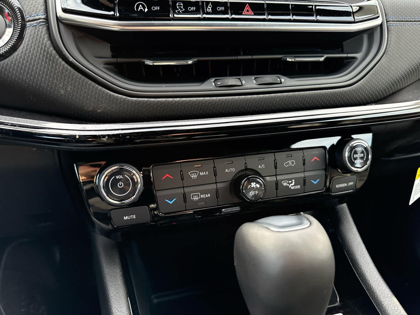 New 2026 Red Hot Pearlcoat Jeep Latitude image 23
