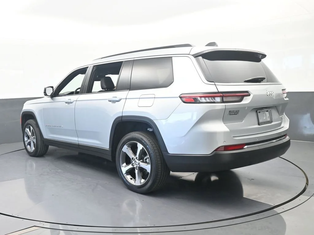 Used 2025 Silver Jeep Limited image 4