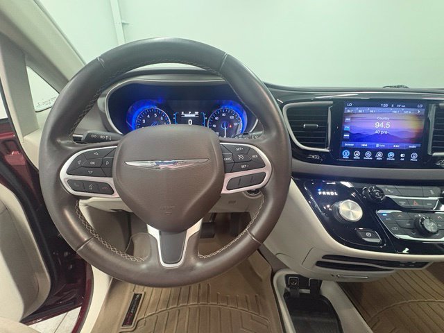 Used 2017 Red Chrysler Touring L image 21