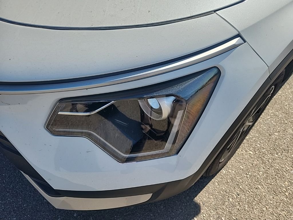 Used 2025 White Kia LX image 6