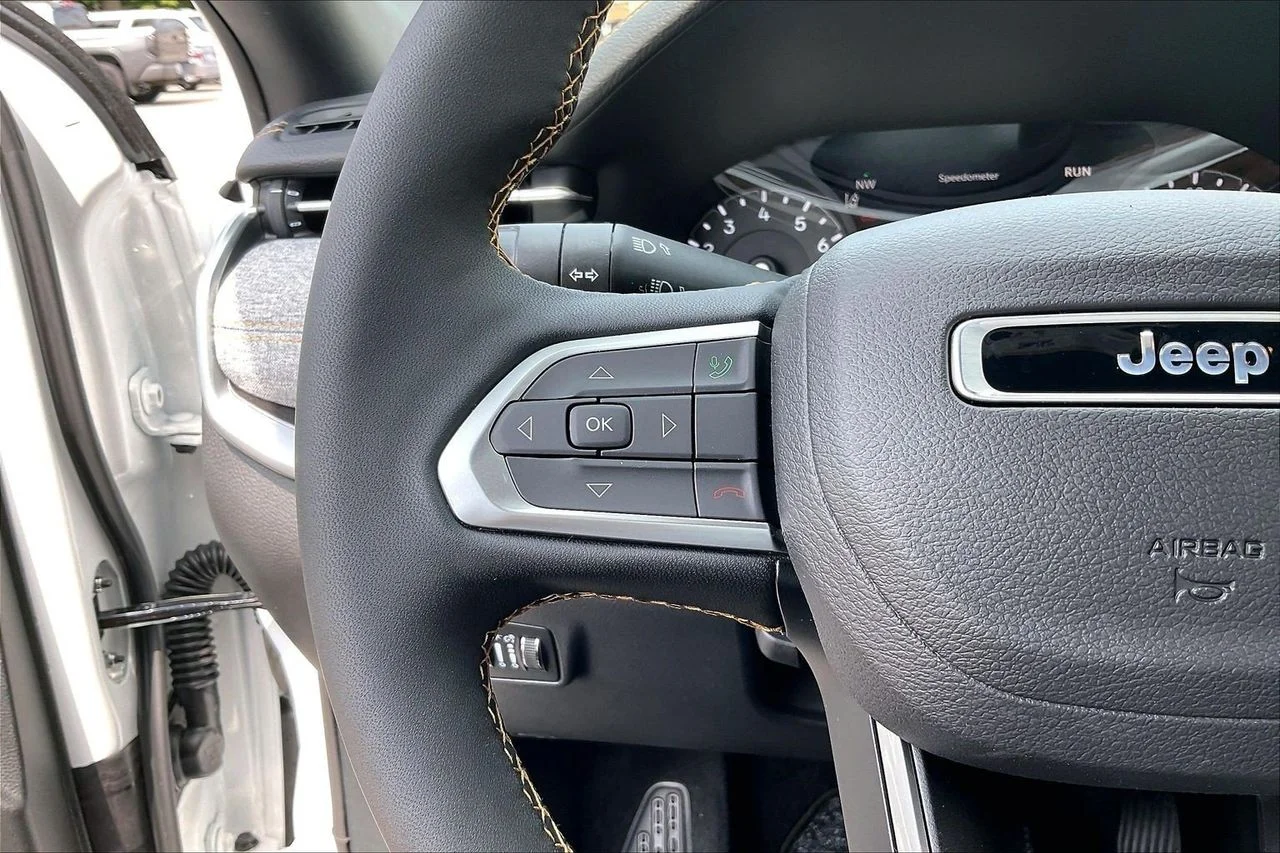 New 2026 Bright White Clearcoat Jeep Latitude image 23