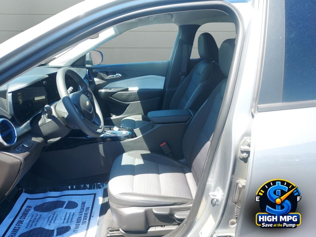 Used 2025 Gray Chevrolet LT image 9
