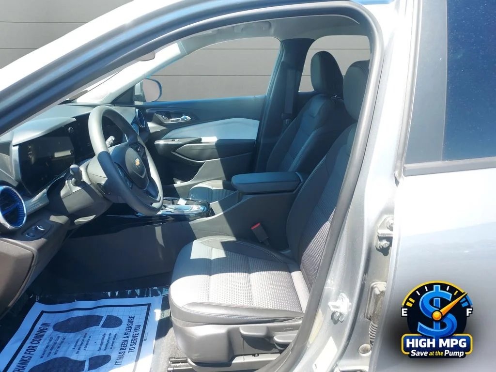 Used 2025 Gray Chevrolet LT image 9