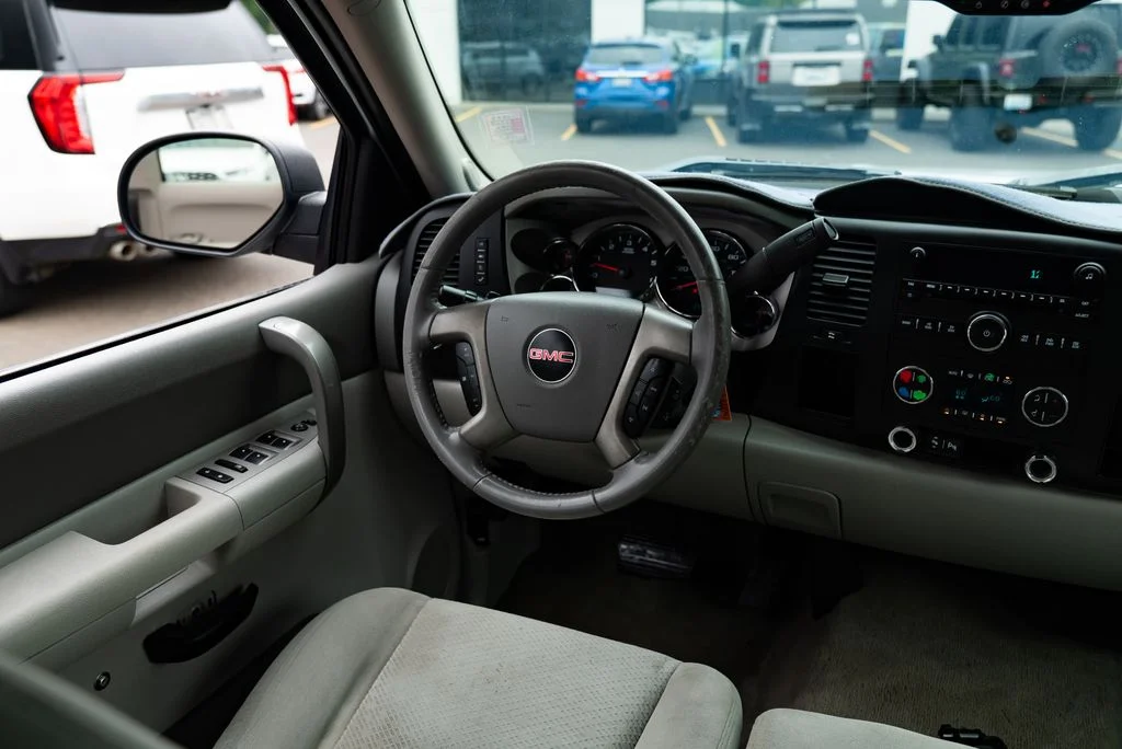 Used 2008 White GMC SLE1 image 9