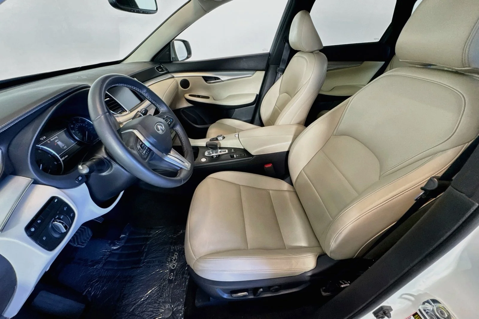 Used 2021 Majestic White INFINITI ESSENTIAL image 19
