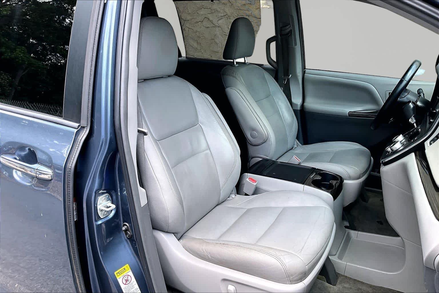 Used 2015 Shoreline Blue Pearl Toyota XLE image 9