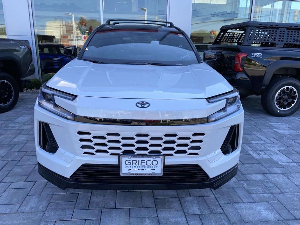 New 2026 Wind Chill Pearl with Midnight Black Metallic roof Toyota XSE image 2