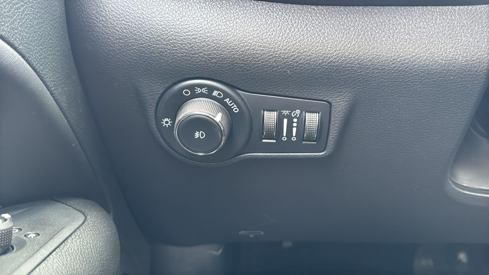 New 2026 Red Hot Pearlcoat Jeep Latitude image 21