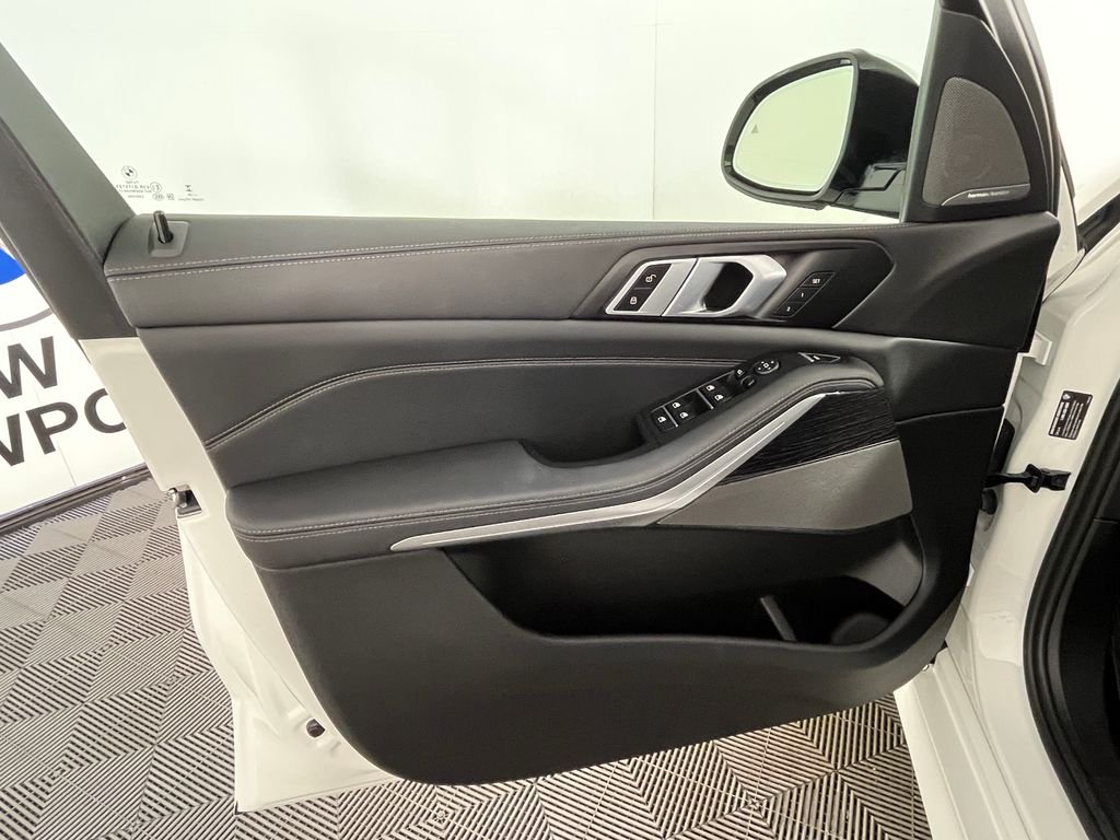 Used 2025 White BMW xDrive40i image 27