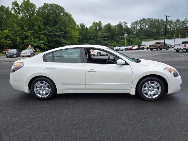 Used 2009 White Nissan 2.5 S image 9