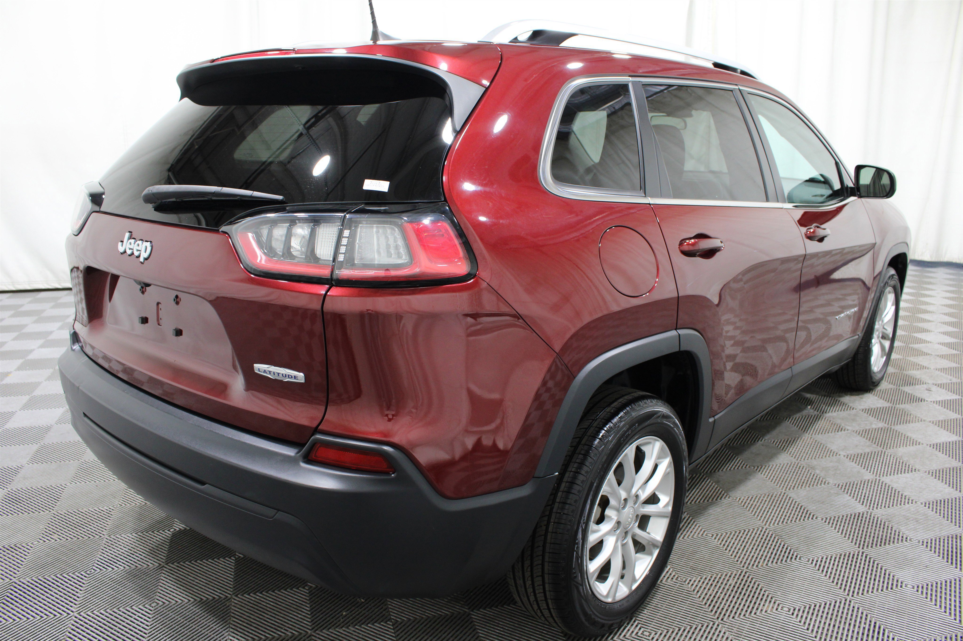 Used 2019 Velvet Red Pearlcoat Jeep Latitude image 27