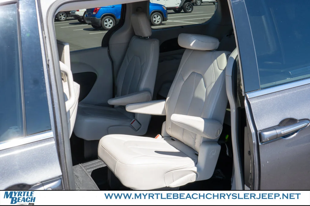 Used 2018 Granite Crystal Metallic Clearcoat Chrysler Touring L Plus image 14