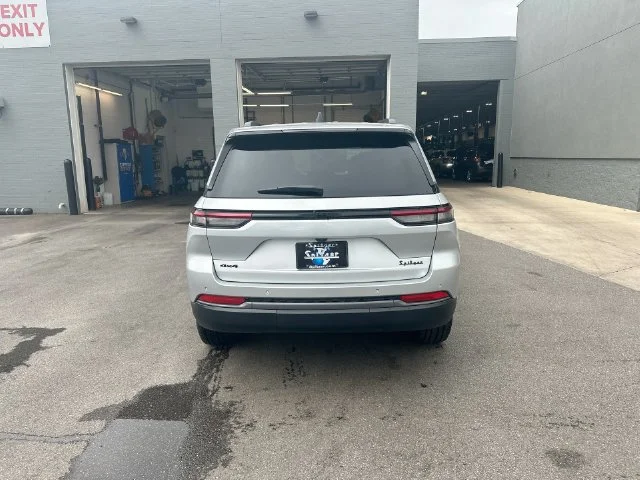 New 2026 Silver Zynith Exterior Paint Jeep Limited image 27