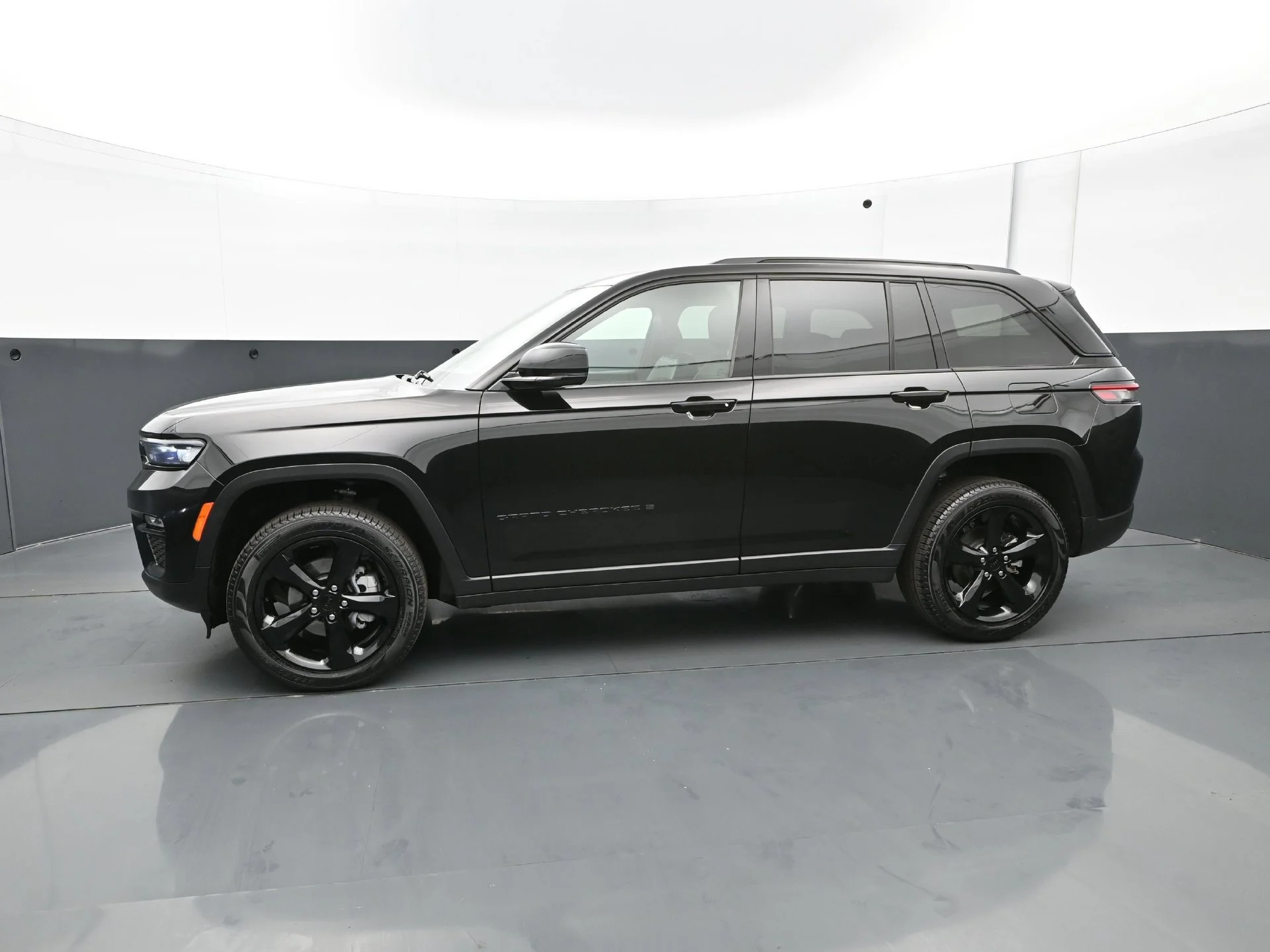 Used 2025 Diamond Black Crystal Pearlcoat Jeep Limited image 4