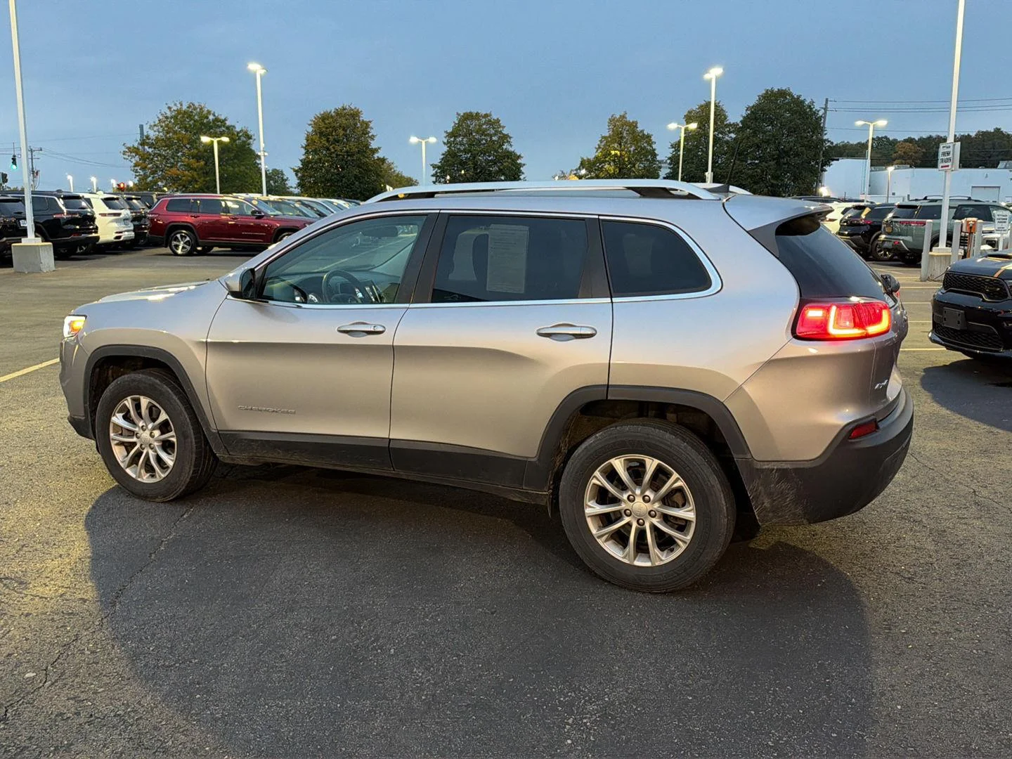 Used 2019 Billet Silver Metallic Clearcoat Jeep Latitude image 4