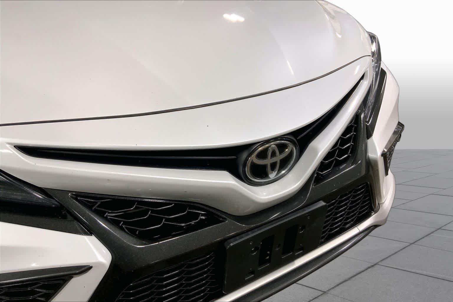 Used 2021 Wind Chill Pearl Toyota XSE image 30