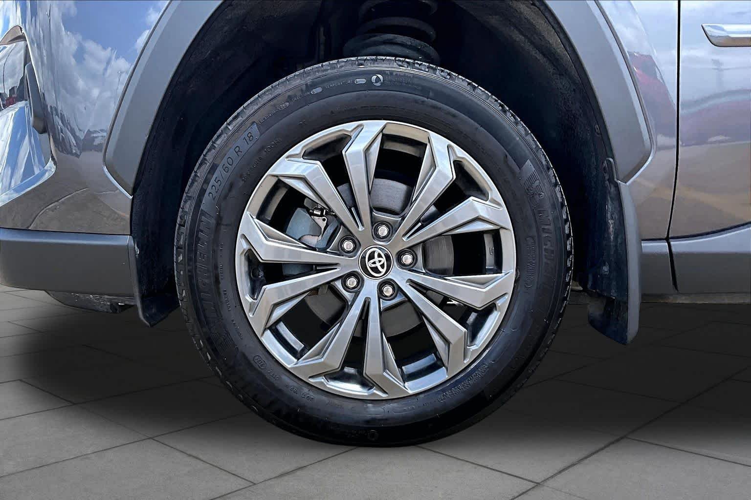 Used 2024 Magnetic Gray Metallic Toyota Hybrid XLE Premium image 11