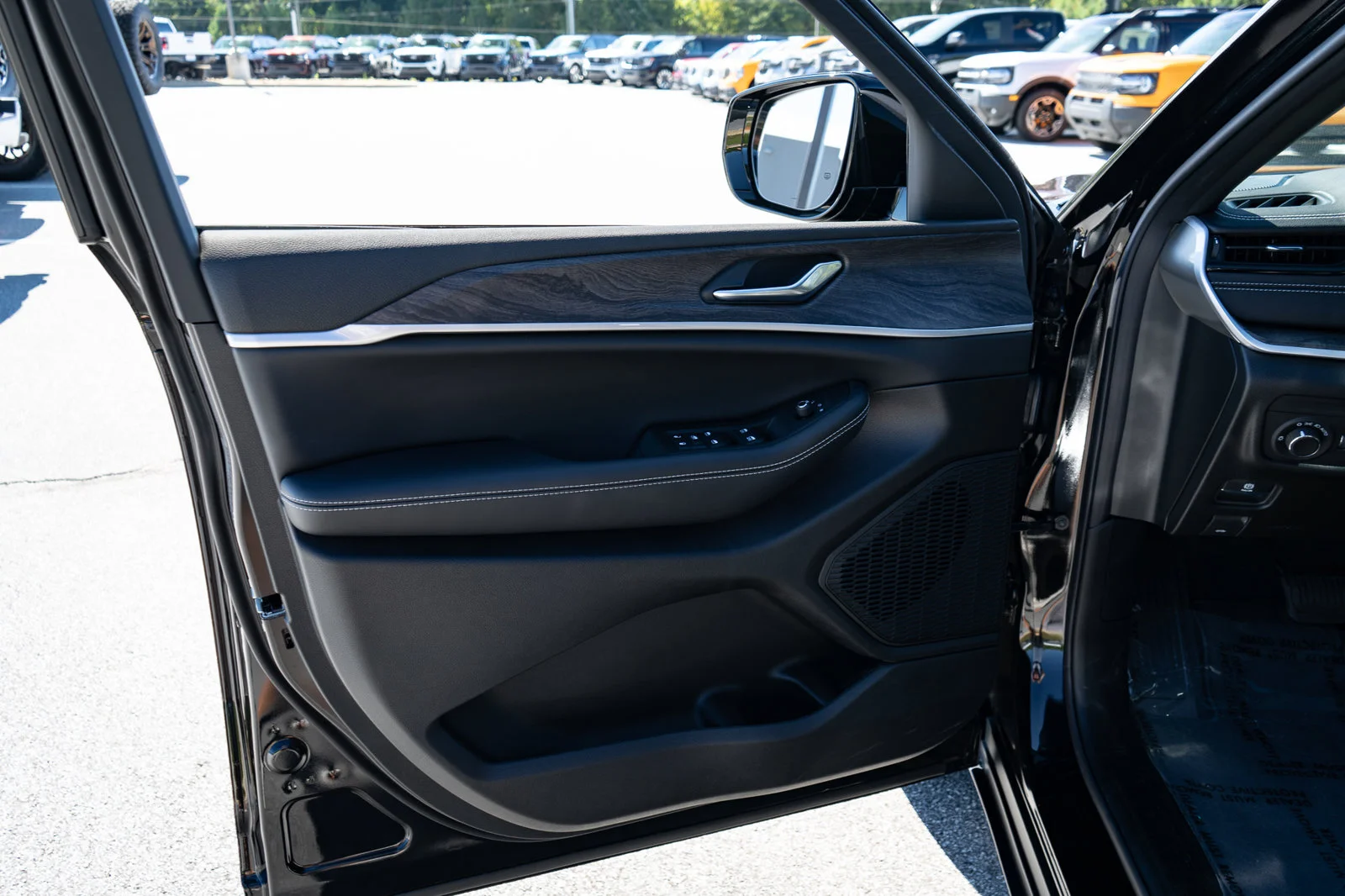 New 2027 High-Gloss Black Paint Jeep Altitude image 17
