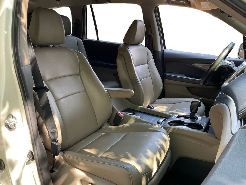 Used 2017 White Honda EX-L image 29