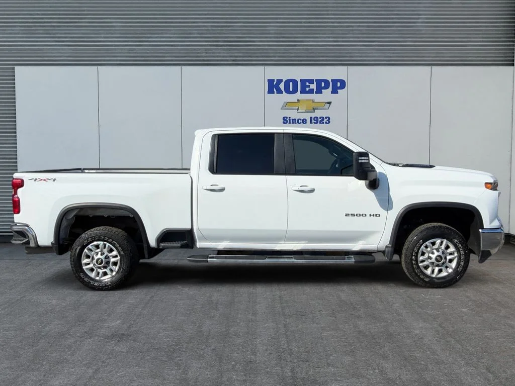Used 2025 Summit White Chevrolet LT image 6