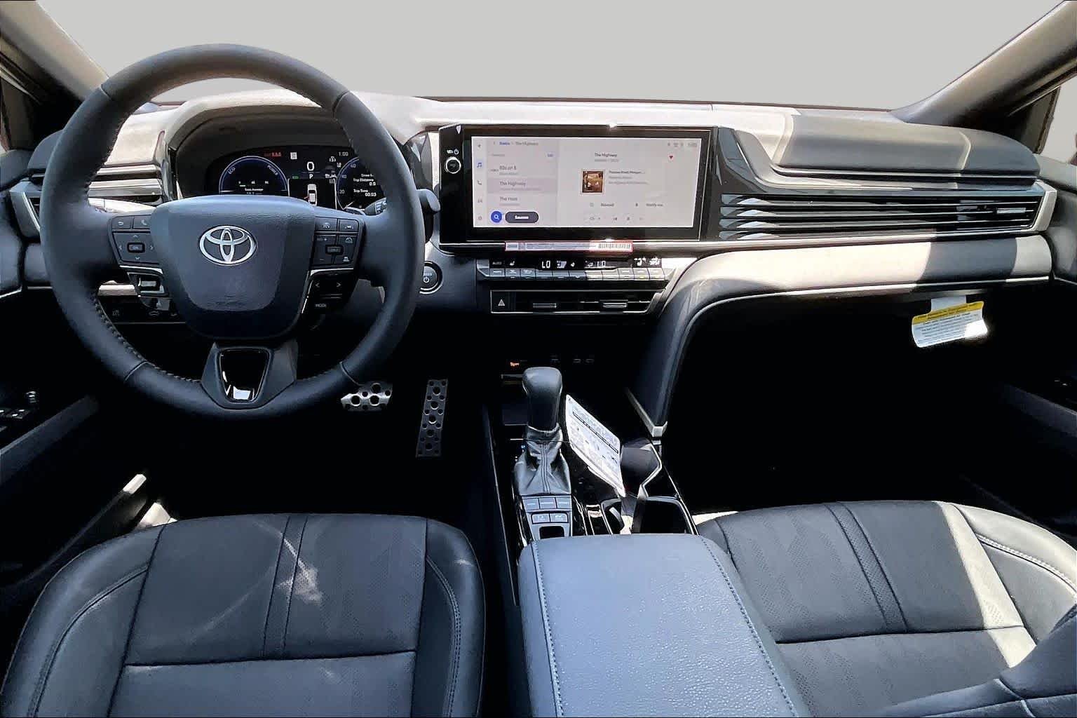 New 2026 Wind Chill Pearl with Midnight Black Metallic roof Toyota XSE image 5