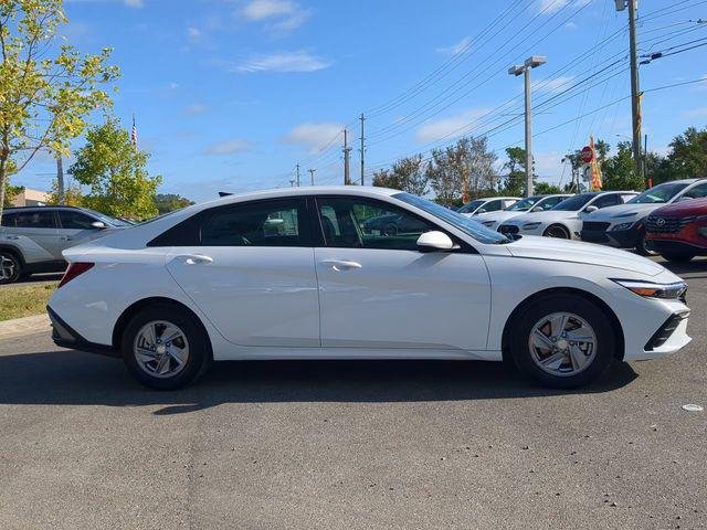 New 2026 White Hyundai SE image 4