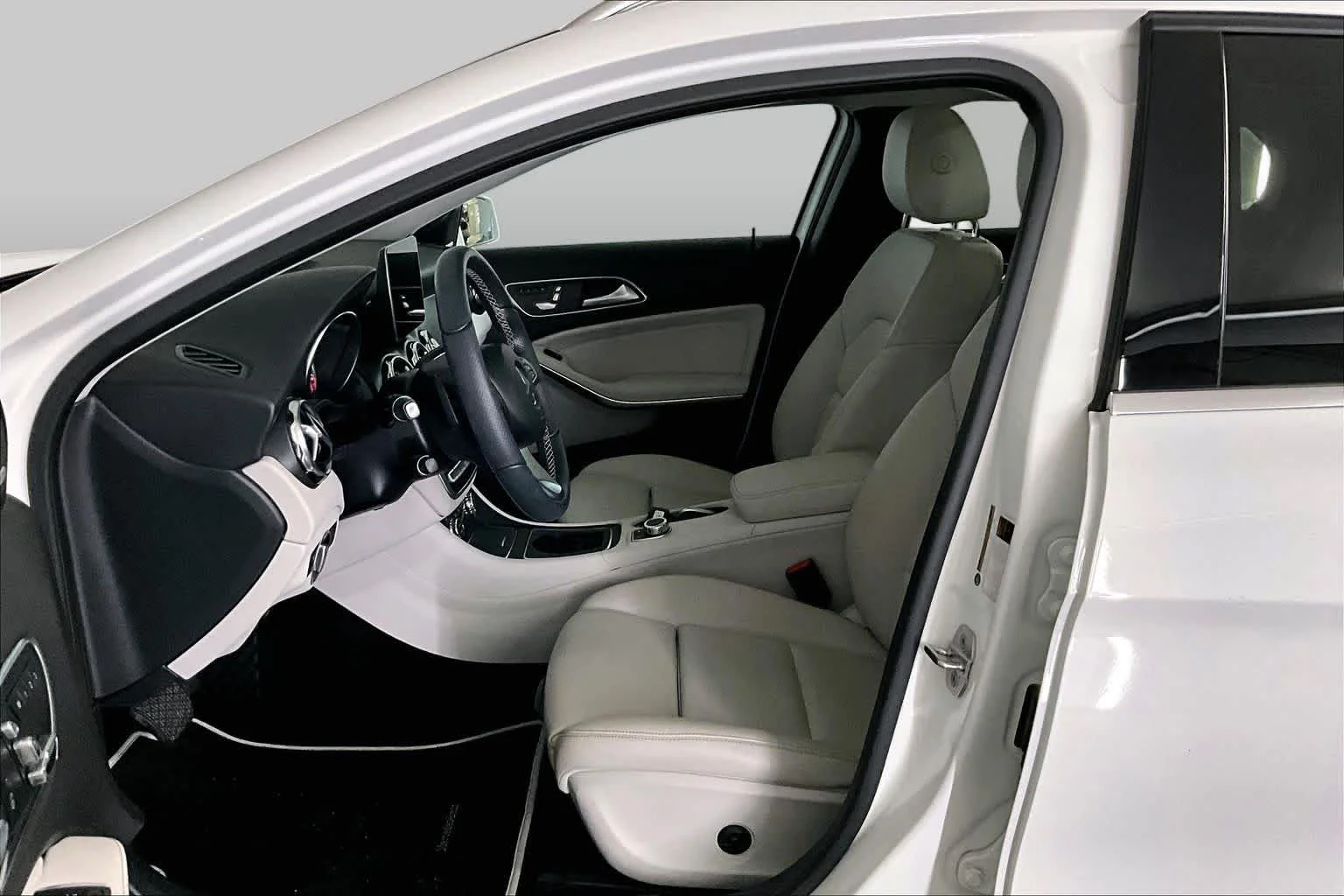 Used 2018 Polar White Mercedes-Benz GLA 250 image 9