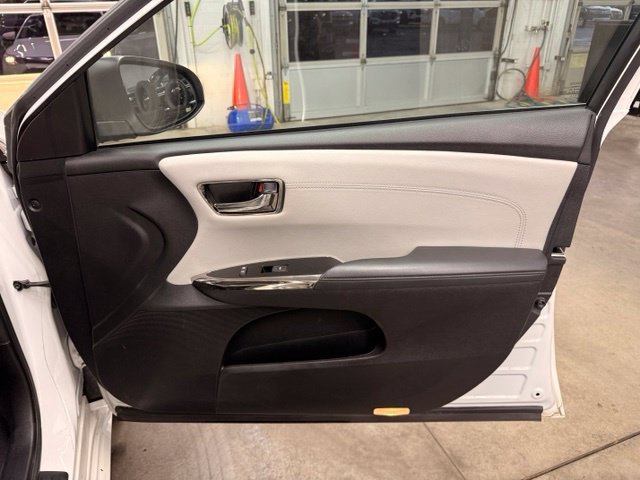 Used 2017 White Toyota XLE image 22