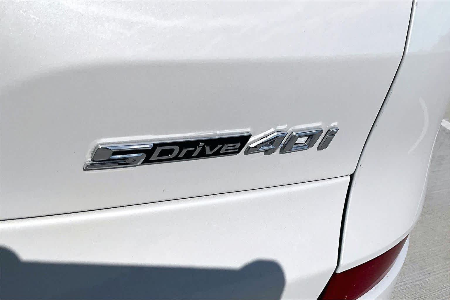 Used 2024 Mineral White Metallic BMW sDrive40i image 9