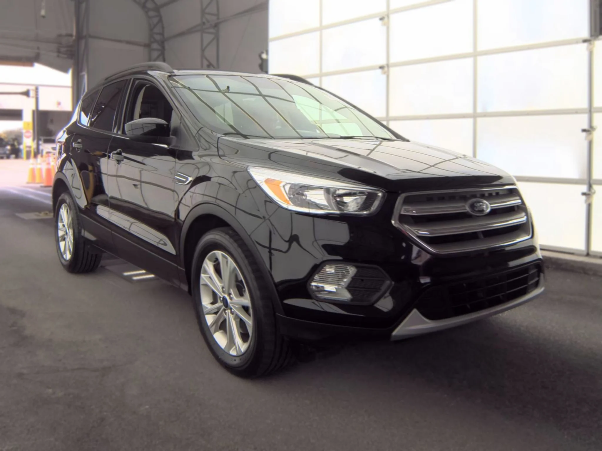 Used 2018 Shadow Black Ford SE image 3