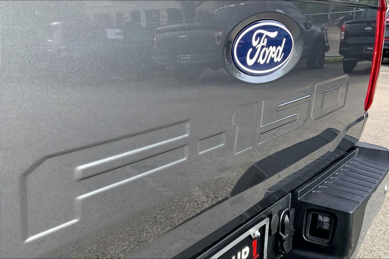 Used 2026 Carbonized Gray Metallic Ford LARIAT image 31