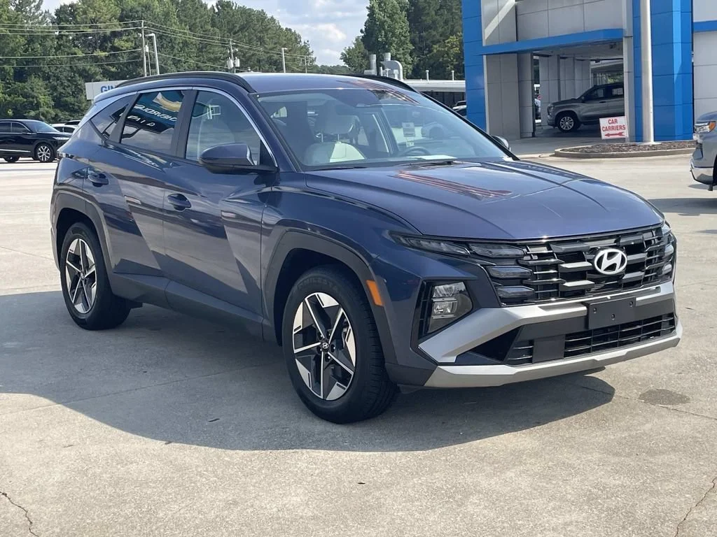 Used 2025  Hyundai SEL image 5