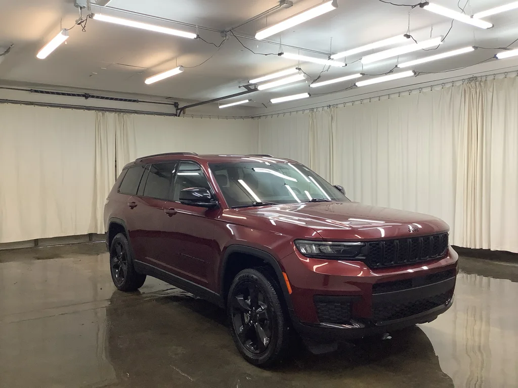 Certified Used 2023 Velvet Red Pearlcoat Jeep Altitude image 4