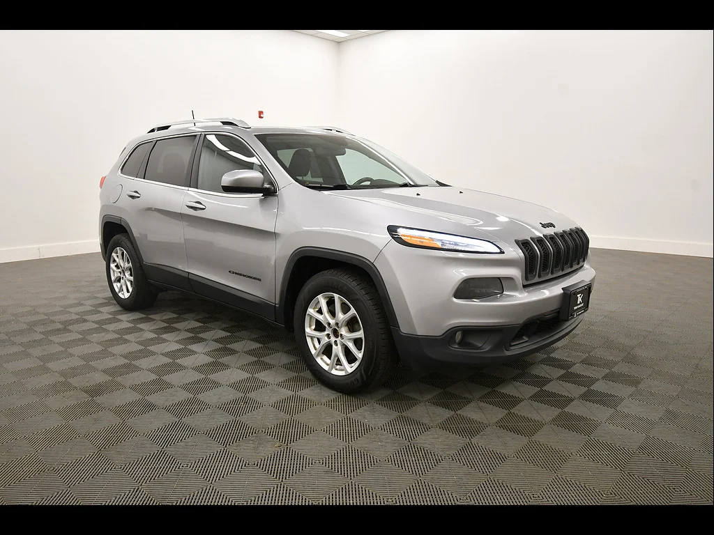 Used 2017 Billet Silver Metallic Clear Coat Jeep Latitude image 10