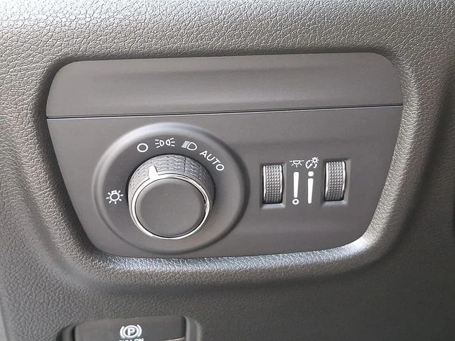 New 2025 White/off-white Jeep Laredo image 18
