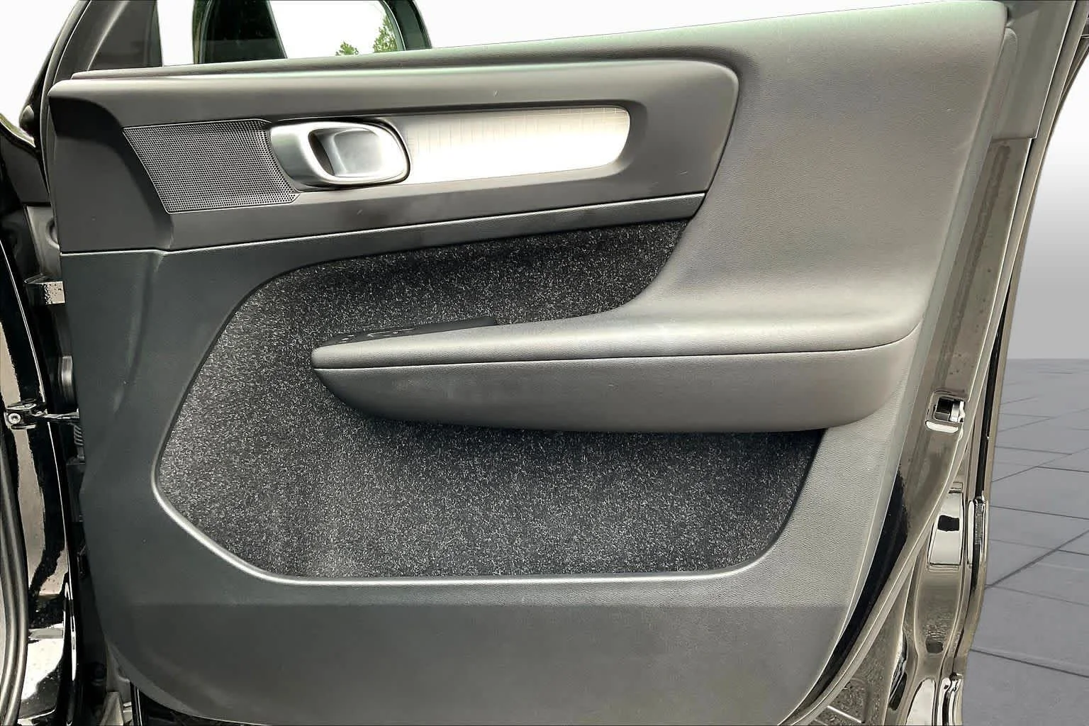 Used 2020 black Volvo Momentum image 21