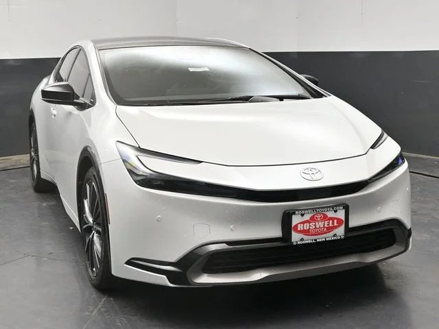 New 2026 Wind Chill Pearl <sup>1</sup> Toyota  XLE image 2