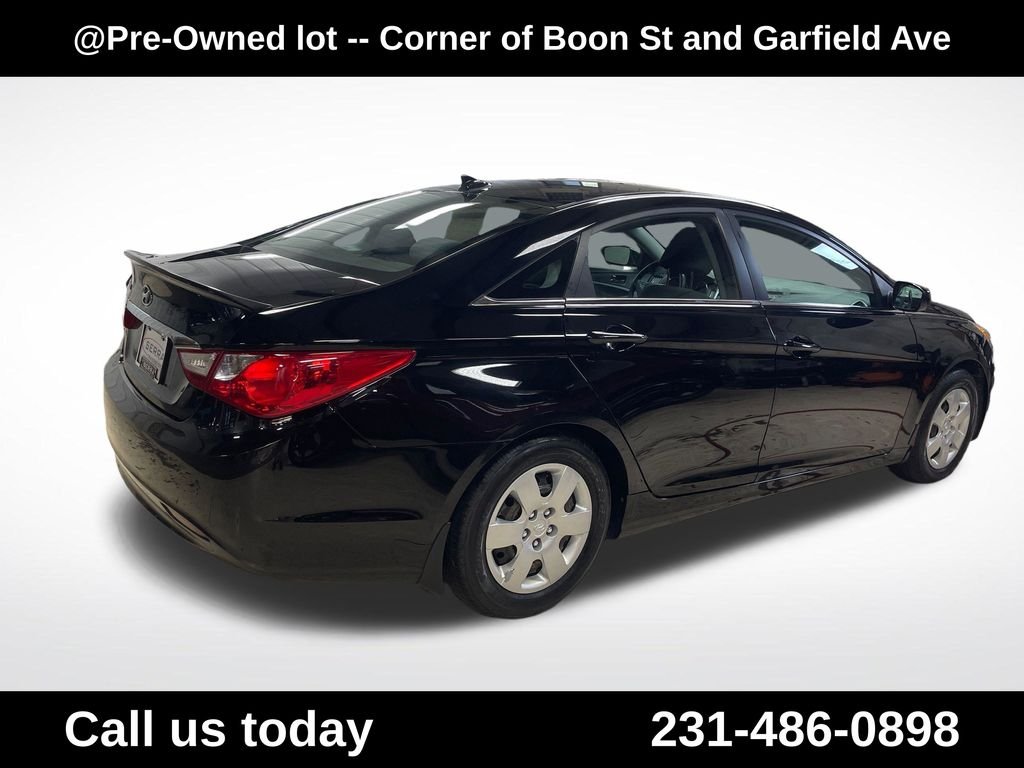 Used 2013 Black Hyundai GLS image 7