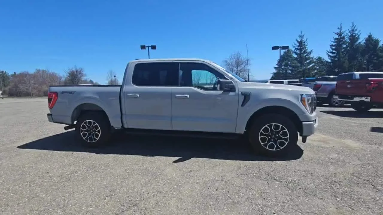 Used 2023 Avalanche Gray Ford XLT image 9