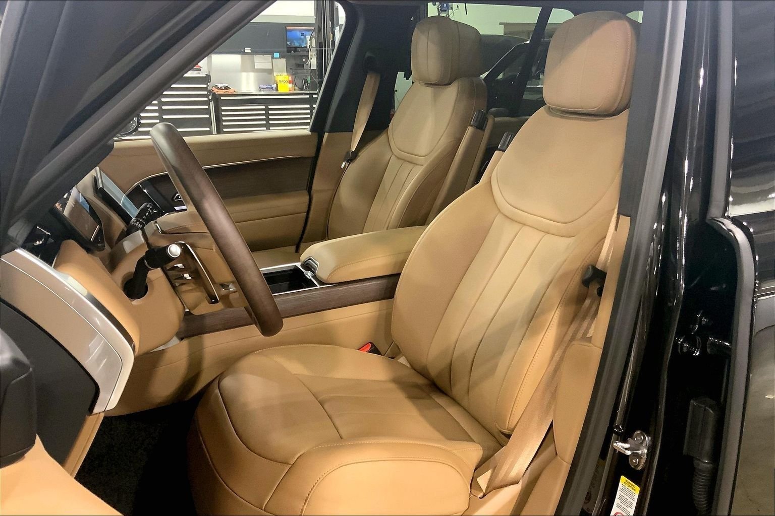 New 2026 Santorini Black LAND ROVER SE image 9
