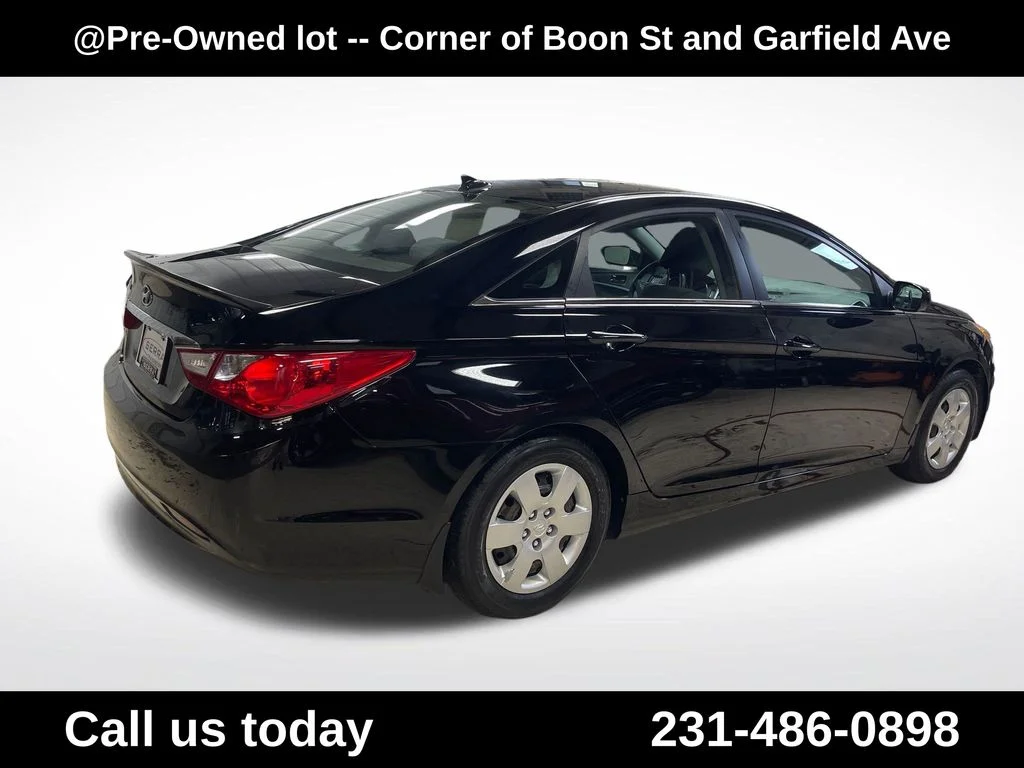 Used 2013 Black Hyundai GLS image 7